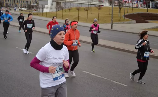 Maniacka Dziesiątka: Chłód i deszcz biegaczom niestraszny. Ponarzekali za to kierowcy [WIDEO] - 12